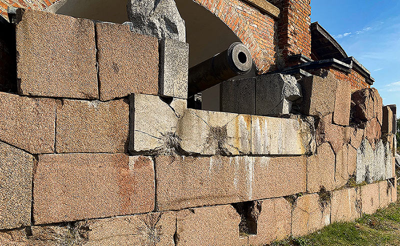 Cannons and cannonball damage to the Bomarsund Fortress in Åland.