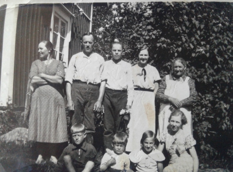 Sofia with family pictured circa 1936.