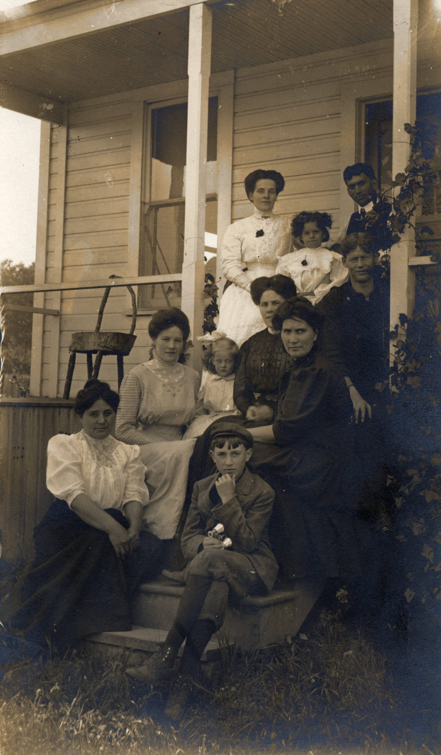 Hilda and Walter Scheuerman and their guests in front of Seattle home